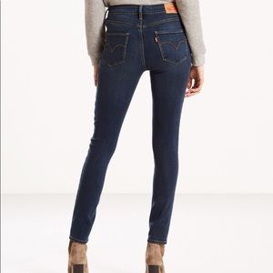 Levi’s dark wash mid-rise Jeggings